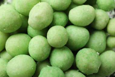 Tüm arka planda lezzetli wasabi fındıkları var.