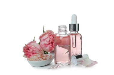 Beyaz arkaplanda izole gül yağı