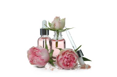 Beyaz arkaplanda izole gül yağı