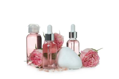 Beyaz arkaplanda izole gül yağı