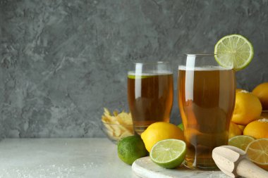 Gri dokulu arka planda narenciye birası, metin için boşluk