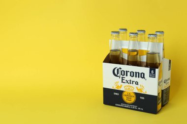 Sarı zemin üzerinde Corona Extra olan karton kutu