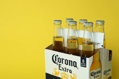 Sarı zemin üzerinde Corona Extra olan karton kutu