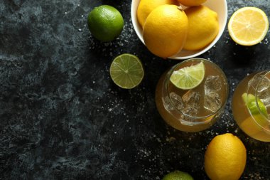 Turunçgil birası ve siyah dumanlı arka planda tuz