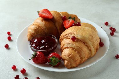 Beyaz desenli masada kruvasan ile lezzetli kahvaltı kavramı