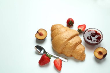 Beyaz arka planda kruvasan ile lezzetli kahvaltı kavramı