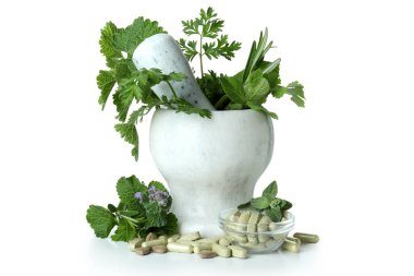 Beyaz arka planda izole edilmiş bitkisel ilaç hapları kavramı