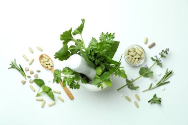 Beyaz arka planda bitkisel ilaç kavramı, üst görünüm