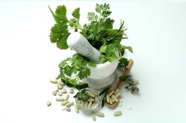 Beyaz arka planda bitkisel ilaç kavramı
