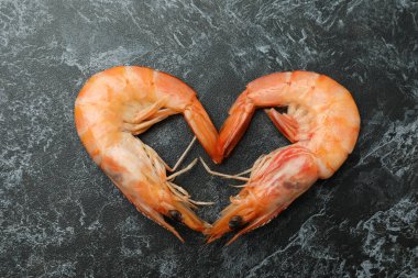 Siyah dumanlı arka planda karideslerden yapılmış kalp