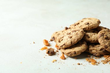 Beyaz desenli arkaplanda karamel olan kurabiyeler