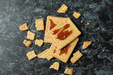 Siyah dumanlı arkaplanda karamel olan kurabiyeler