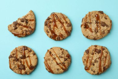 Mavi zemin üzerinde karamel olan kurabiyeler, üst görünüm