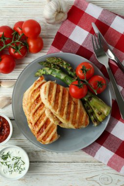Beyaz ahşap masada ızgara tavukla lezzetli yemek kavramı
