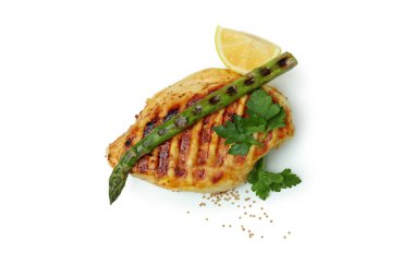 Izgara tavuk eti, kuşkonmaz ve beyaz arka planda izole edilmiş malzemeler.