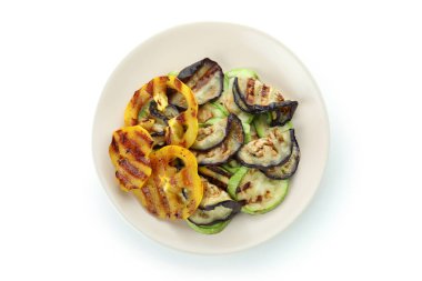 Beyaz arka planda ızgara sebzeli tabak.