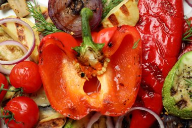 Arka planda leziz ızgara sebzeler var.