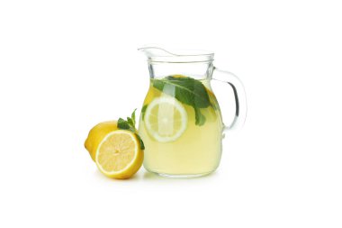 Beyaz arkaplanda izole edilmiş bir sürahi limonata.