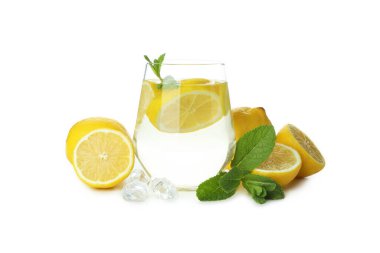 Beyaz arkaplanda izole edilmiş bir bardak limonata.
