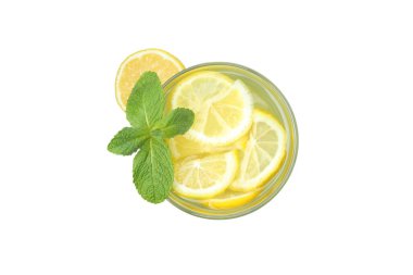 Beyaz arkaplanda izole edilmiş bir bardak limonata.