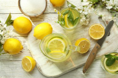 Beyaz ahşap masada limonata ile taze yaz içeceği kavramı