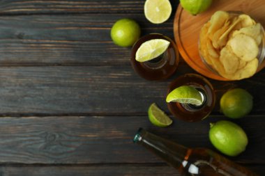 Limonlu bira ve ahşap arka planda patates kızartması.