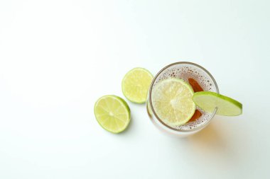 Beyaz arka planda limonlu bir bardak bira.