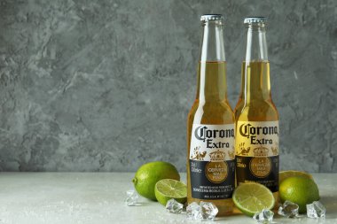 Corona Ekstra ve gri dokulu arka plana karşı malzemeler