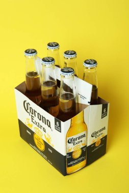 Sarı zemin üzerinde Corona Extra olan karton kutu