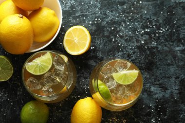 Turunçgil birası ve siyah dumanlı arka planda tuz