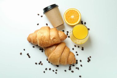 Beyaz arka planda ay çöreği olan lezzetli kahvaltı kavramı