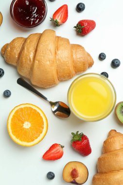 Beyaz arka planda ay çöreği olan lezzetli kahvaltı kavramı