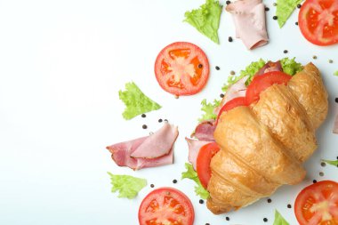 Kruvasan sandviçi ve malzemeler beyaz arkaplanda, metin için boşluk