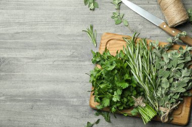 Gri dokulu masadaki taze bitkiler, metin için boşluk