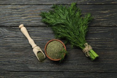 Köy ahşap arka planda dereotu ve kuru dereotu