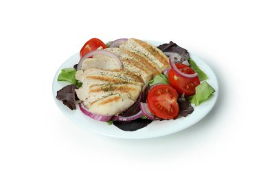 Beyaz arka planda ızgara tavuklu salata.