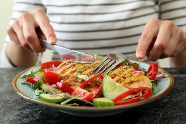 Kızarmış tavuklu salata ile lezzetli yemek kavramı