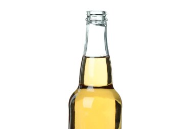 Beyaz arka planda izole edilmiş bir şişe bira.