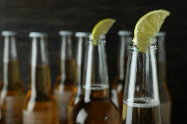 Ahşap arka planda limonlu bira, yakın plan.