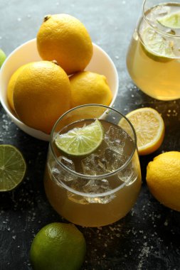 Turunçgil birası ve siyah dumanlı arka planda tuz