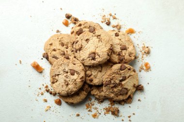 Beyaz desenli arkaplanda karamel olan kurabiyeler