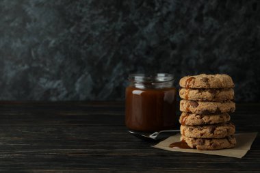 Karamel, kaşık ve kurabiyeler ahşap masada