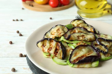 Izgara sebzeyle lezzetli yemek kavramı, yakın plan.