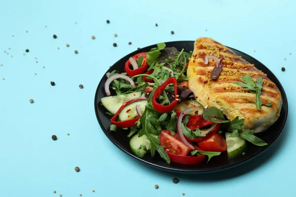 Mavi Arka Planda Izgara Tavuk Salatası — Stok fotoğraf
