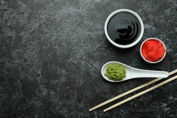 Concepto Sushi Comiendo Sobre Fondo Ahumado Negro —  Fotos de Stock