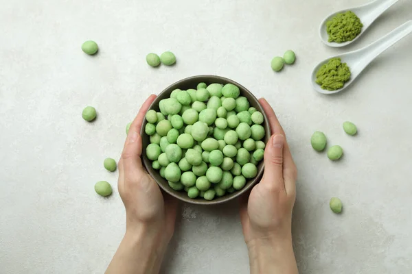 Vrouwelijke Handen Houden Kom Met Wasabi Noten Bovenaanzicht — Stockfoto