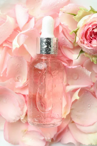 Butelka Olejkiem Róży Tle Płatków Róż — Zdjęcie stockowe