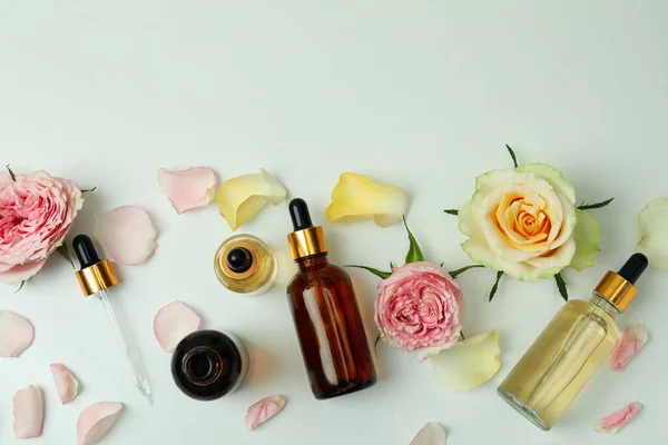 Hautpflegekonzept Mit Ätherischem Rosenöl Auf Weißem Hintergrund Draufsicht — Stockfoto
