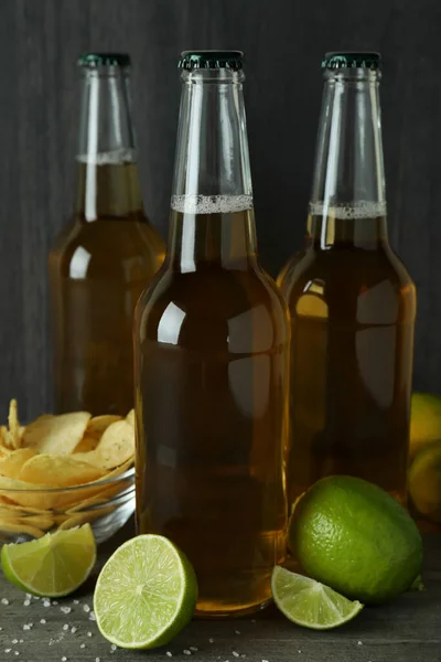 Botellas Cerveza Snacks Sobre Fondo Madera Oscura — Foto de Stock