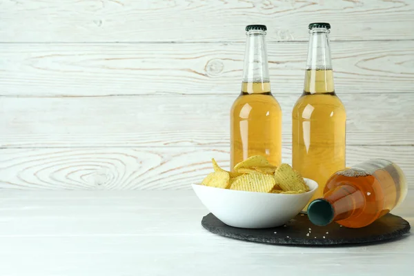 Frascos Botellas Cerveza Sobre Fondo Blanco Madera — Foto de Stock